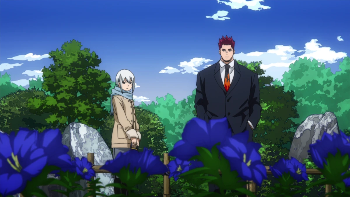 mulher de cabelo branco e homem de cabelo vermelho em campo de flores, um dos piores casais dos animes