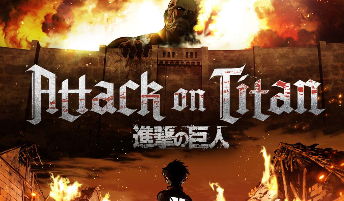 Banner de divulgação do anime Attack on Titan, em que o protagonista está centralizado na imagem, de costas, olhando para cima, onde um grande titã o olha. O cenário ao fundo está em chamas.