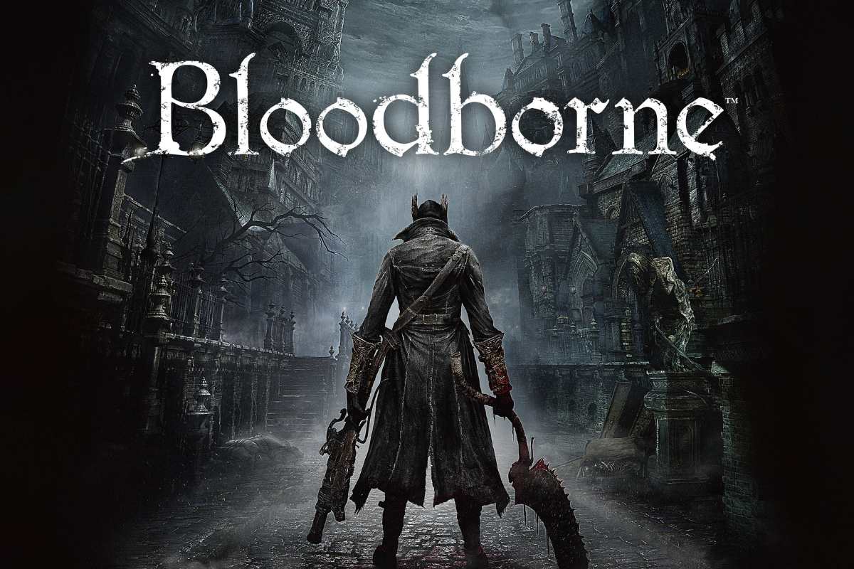 Bloodborne. Pôster de divulgação do jogo Bloodborne, em que o protagonista está centralizado, de costas, segurando armas com ambas as mãos. Ao fundo, há um cenário rochoso e sombrio.