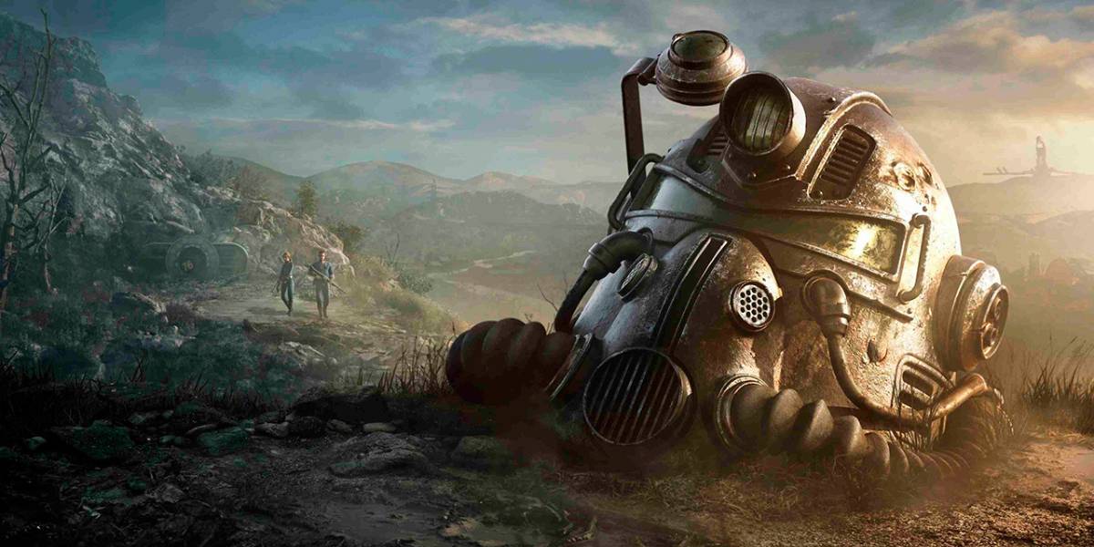 Ilustração do jogo Fallout, em que um capacete está jogado na terra, com grama e pedras próximas, em um cenário montanhoso. Ao fundo há dois personagens armados fazendo patrulha.