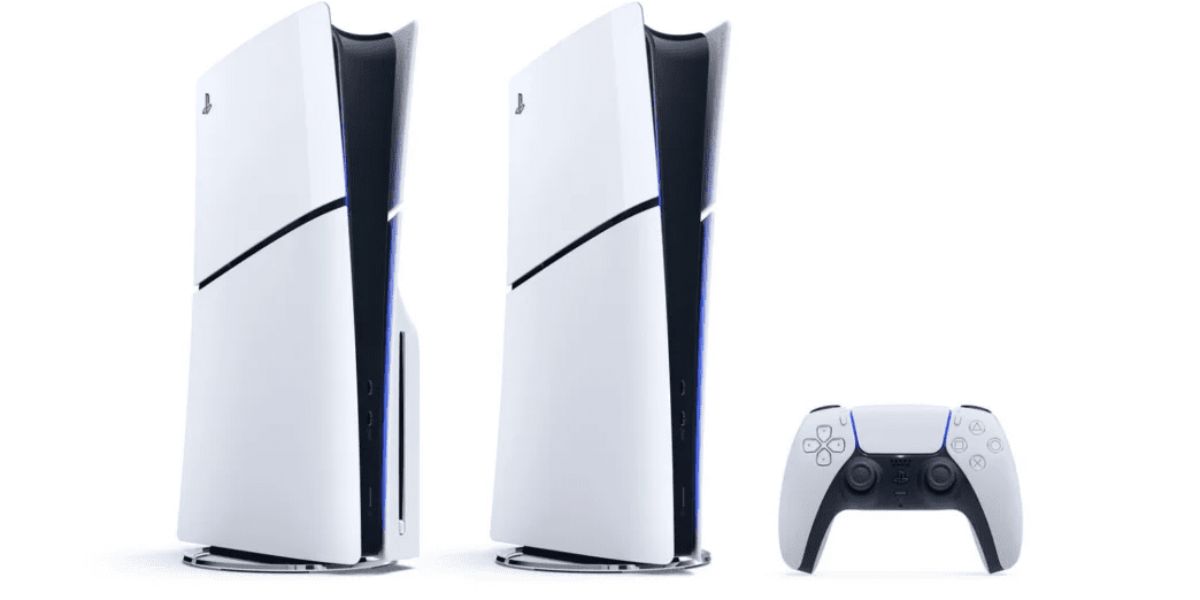 Imagem com os consoles e o controle do novo PS5. Na cor branca, os consoles estão na vertical e possuem formato retangular.