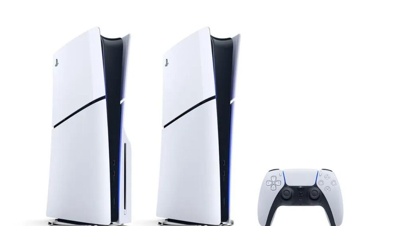 Imagem com os consoles e o controle do novo PS5. Na cor branca, os consoles estão na vertical e possuem formato retangular.
