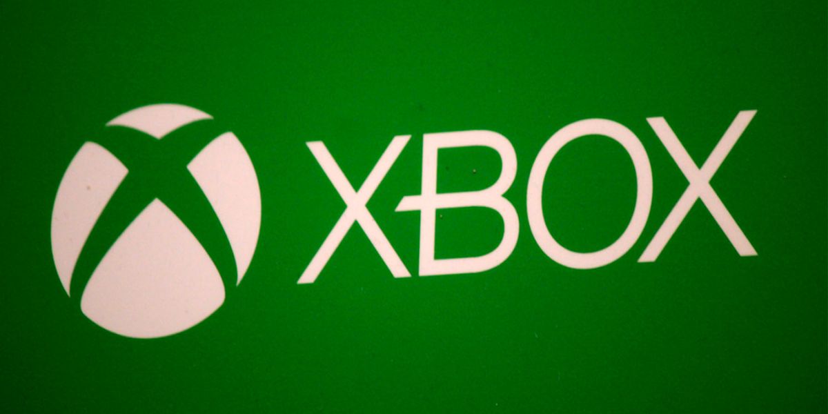 Logo do X box ao lado do nome da empresa em um fundo verde.