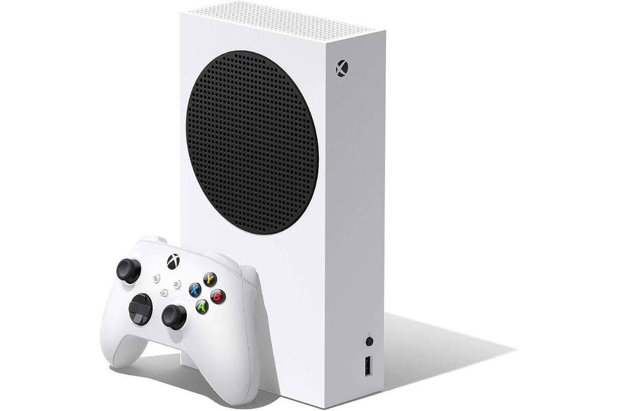 Xbox Series S. Console Xbox Series S em pé, ao lado de seu respectivo controle, em uma superfície plana.