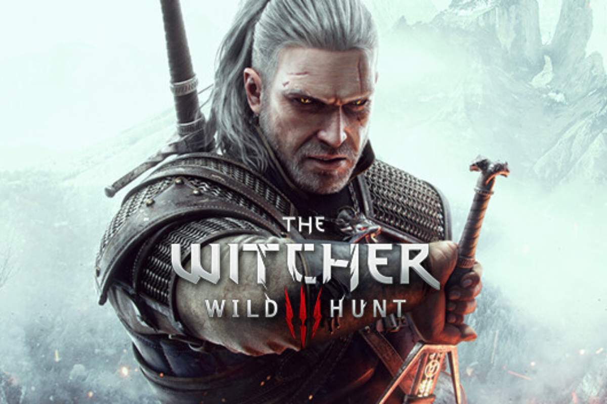 The Witcher III Wild Hunt. Pôster de divulgação do jogo The Witcher III Wild Hunt. Nele, o protagonista está no centro empunhando sua espada.