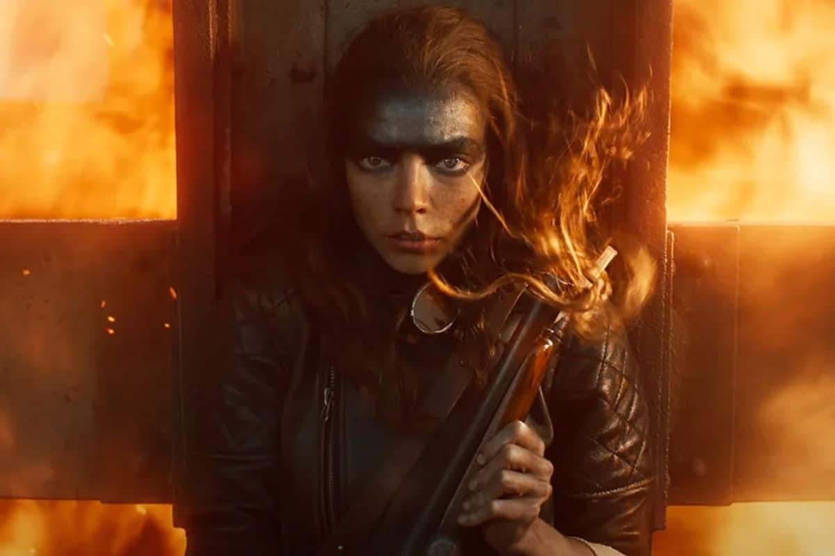 Furiosa. Cena do trailer do filme spin off de Mad Max, Furiosa. Nela, a protagonista está segurando uma arma e ao seu redor há chamas.
