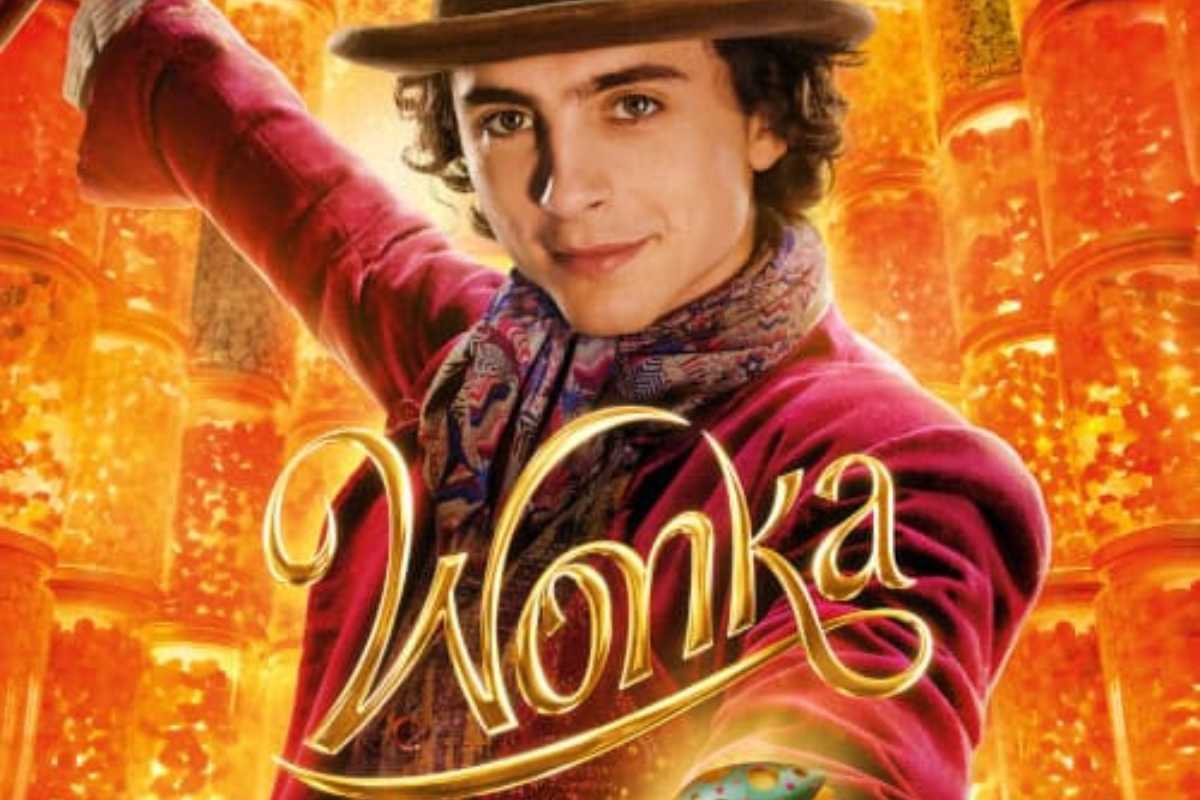 Wonka. Pôster de divulgação do filme Wonka, em que o protagonista está ao centro, com o título do filme sobreposto a ele, acima da palma de sua mão, que está estendida à frente.