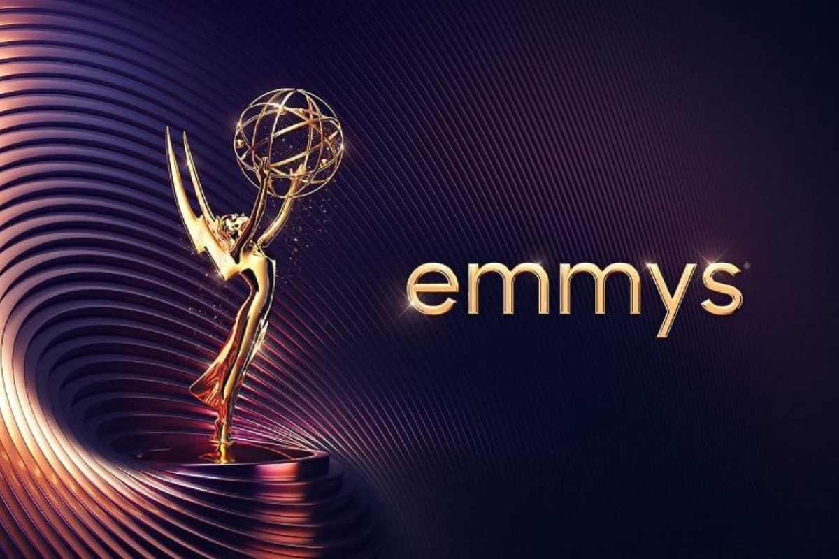 Estatueta do Emmy em um fundo ondulado roxo e dourado escrito Emmys.