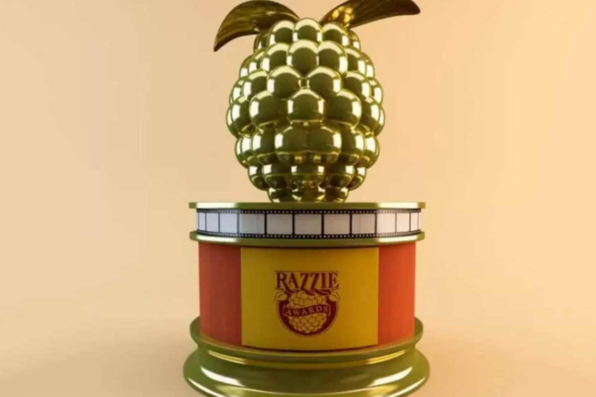 Imagem do troféu Framboesa de Ouro. Trata-se de uma framboesa dourada grande em cima de um pedestal.