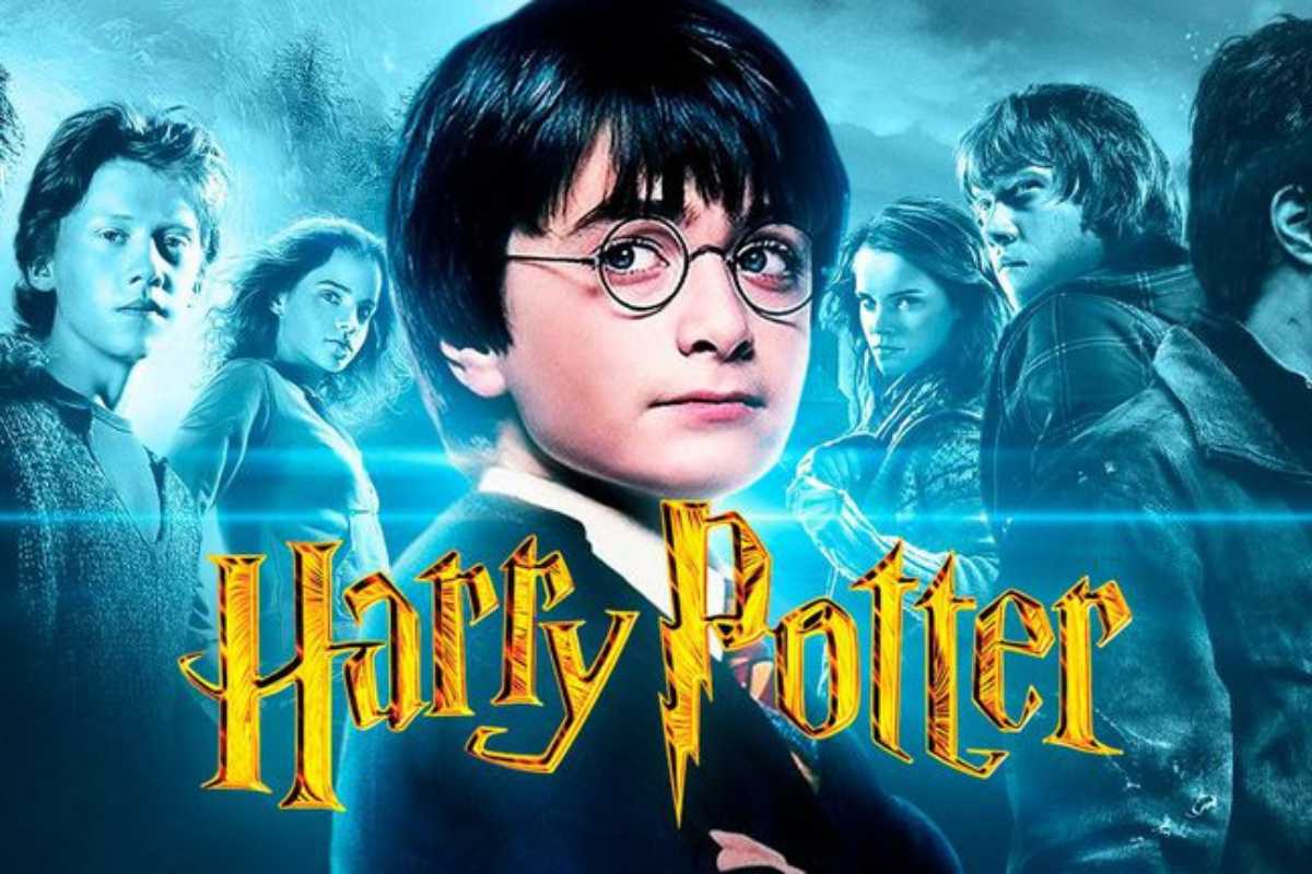 Personagens do filme Harry Poter com o título da franquia ao centro.