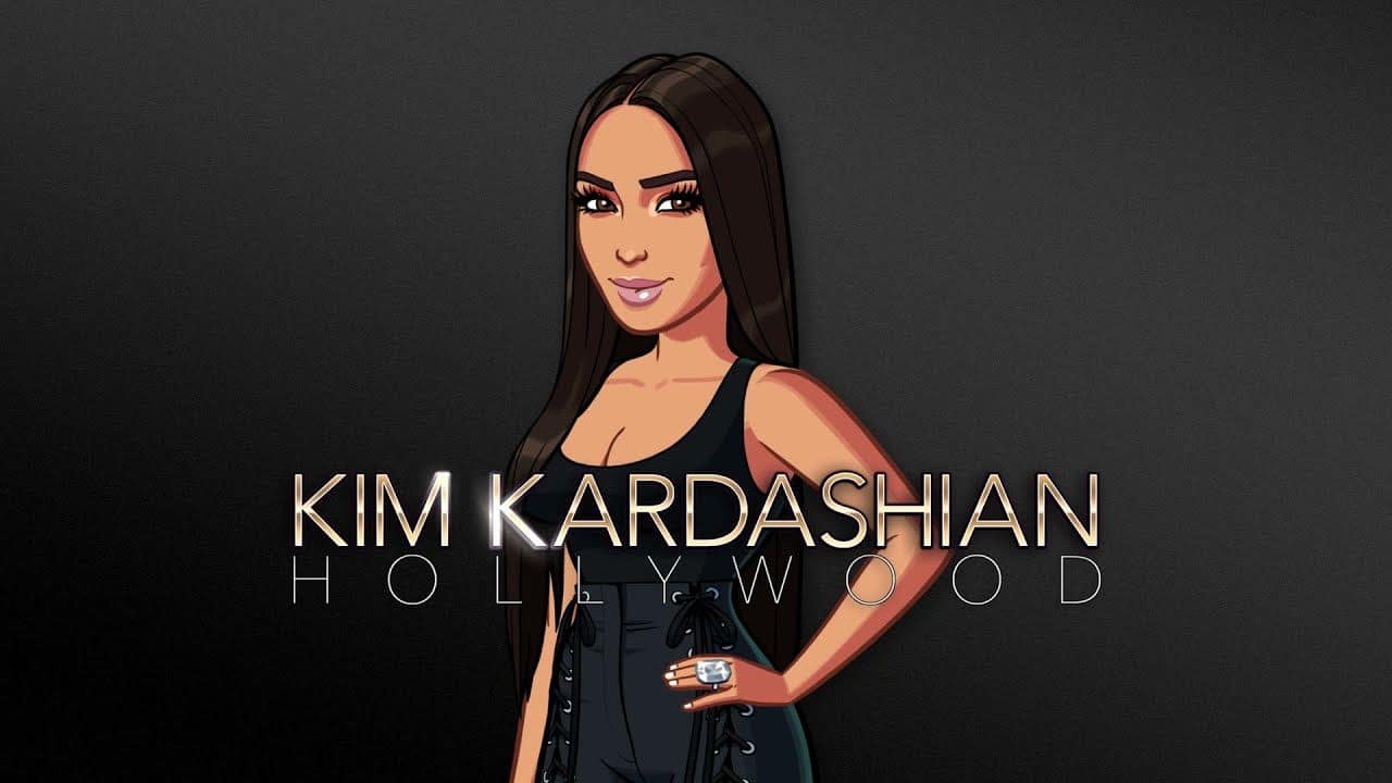 Banner do game Kim Kardashian: Hollywood. Ao centro na parte inferior há o nome do game em destaque dourado, ao centro, há a versão cartunizado da modelo Kim Kardahian usando um vestido preto. Ela é uma mulher morena, de cabelos escuros