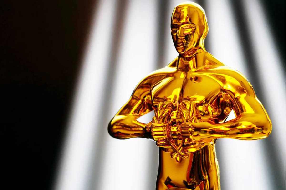 Estatueta dourada do Oscar sob um holofote.