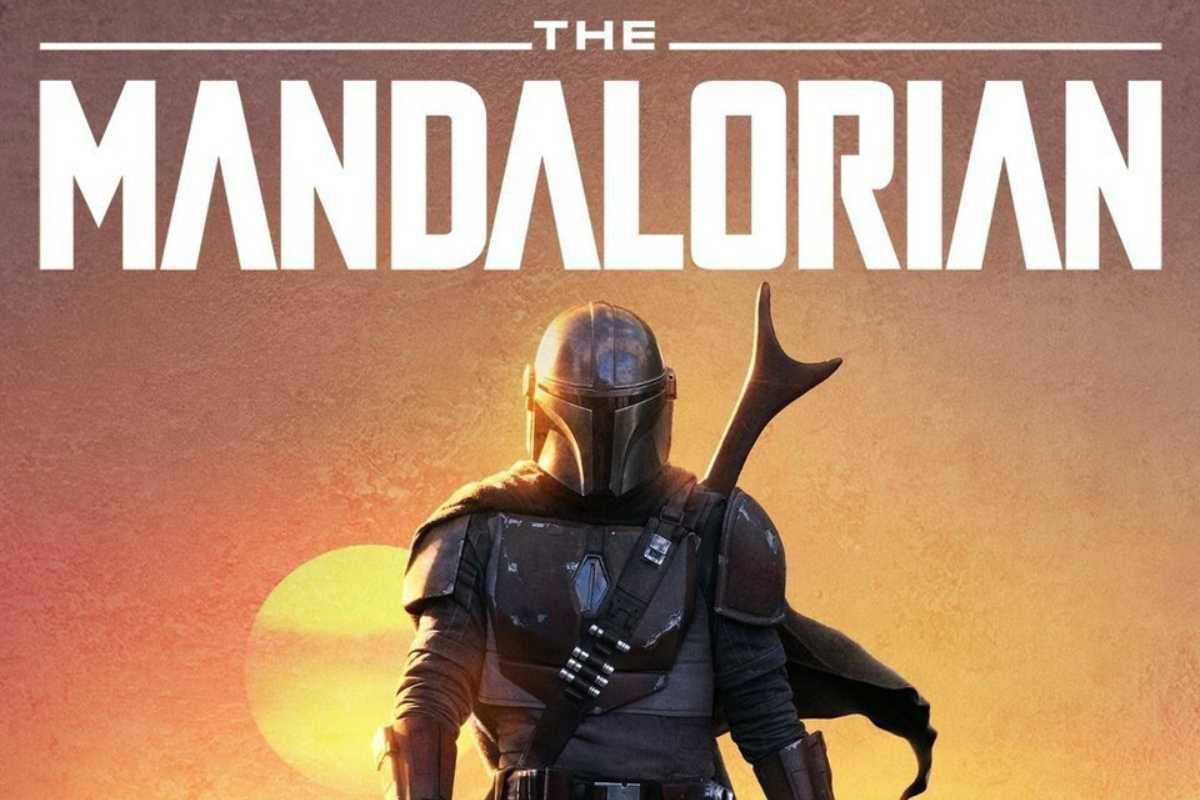 Pôster de divulgação da série The Mandalorian. Nele, há uma pessoa com armadura em um cenário desértico. Acima está o título da série.