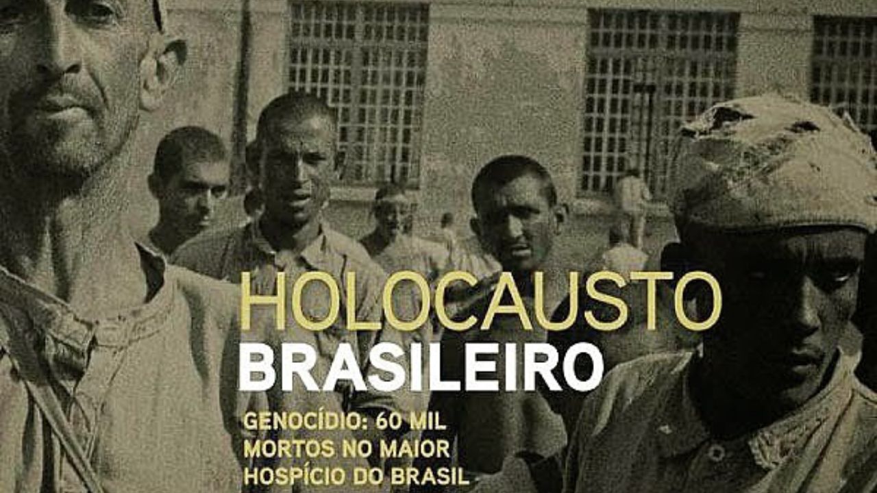 Banner do filme Holocausto Brasileiro. Ao centro em amarelo e branco está o título. Ao fundo, um grupo de pessoas olham para frente. A imagem está em preto e branco.