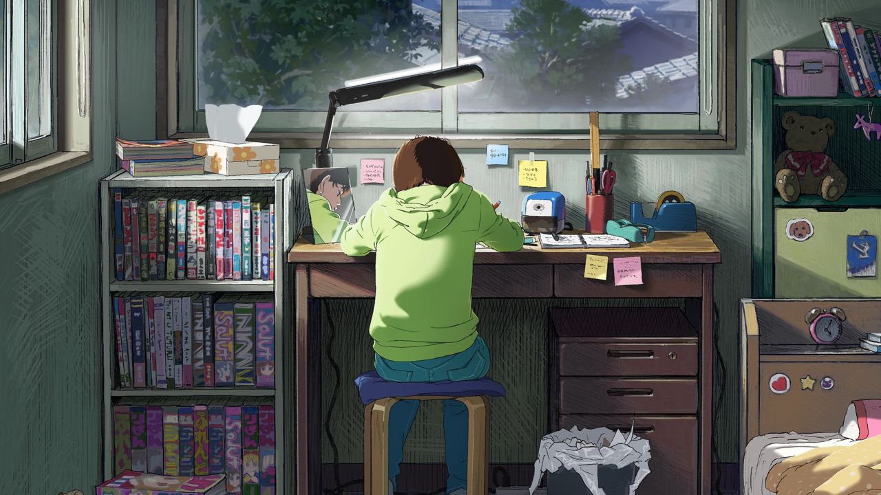 Banner do anime Look Back. Ambientado em um quarto, uma garota de costa, vestindo moletom verde e calça jeans, desenha sobre uma mesa. A sua frente esta uma janela, além de uma luminária. O quarto tem diversos livros colocados a esquerda e gavetas a direita